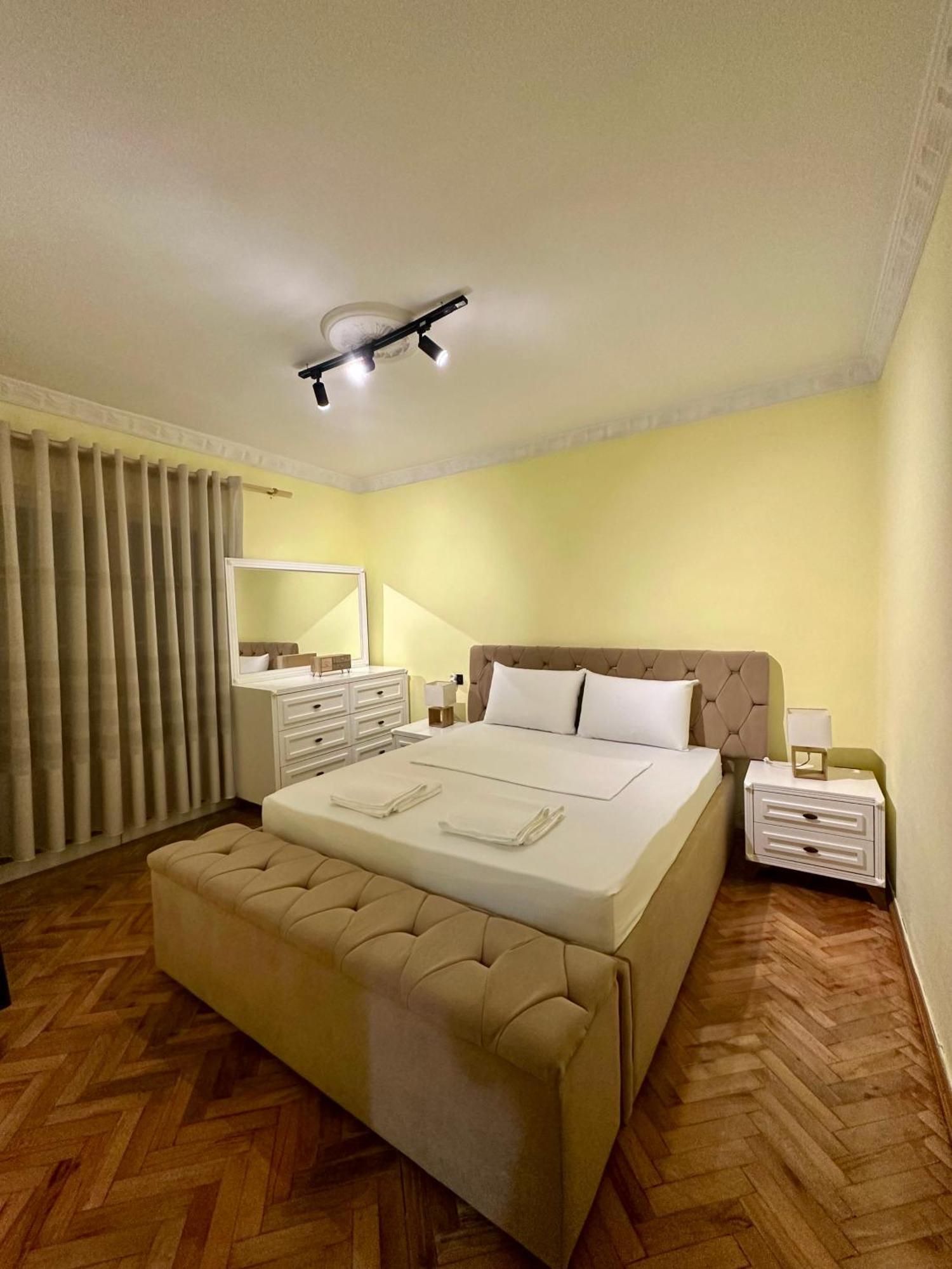 Fun House Serenity Apartment ติรานา ภายนอก รูปภาพ